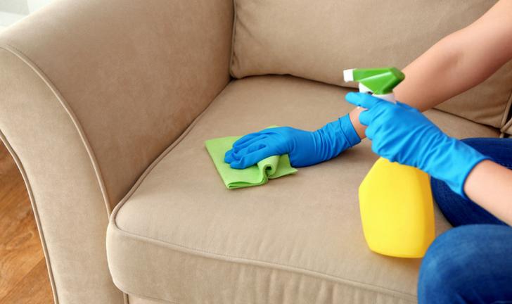 Como limpar sofá: dicas infalíveis para cada tecido